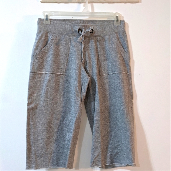 🚨 Arizona Jeans Crop Sweatpants Size M Grey Drawstring Pull-on - Picture 1 of 1